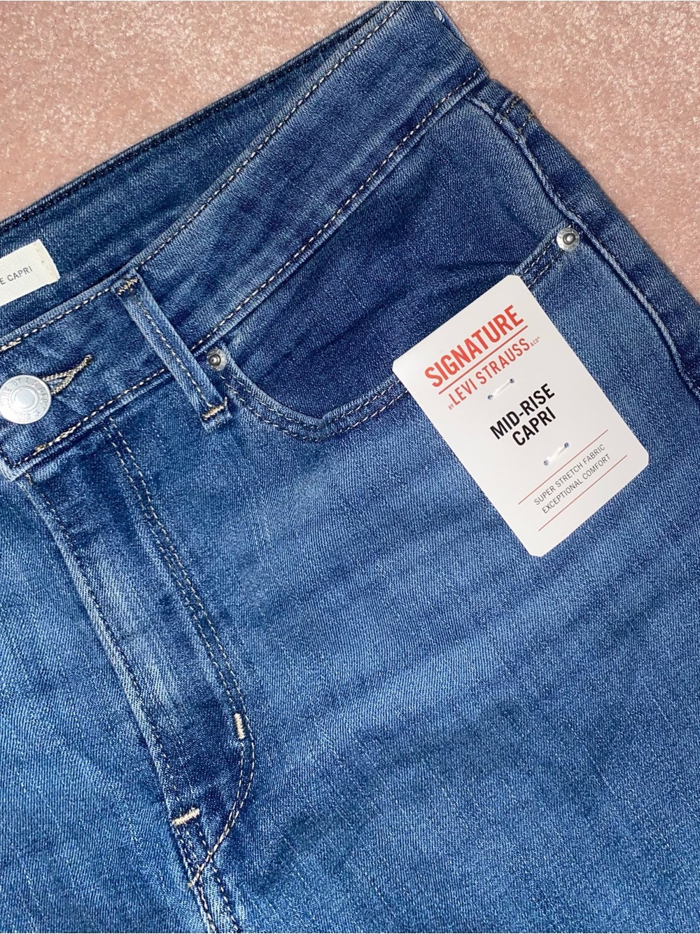 Signature by Levi Strauss Mid-Rise Capri Jeans in Blue 💙